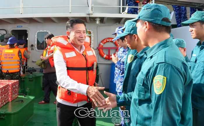 Trong chuyến tham gia cùng Ðoàn khảo sát, nắm tình hình vùng biển, đảo Tây Nam năm 2026, đồng chí Trần Hữu Phước, Uỷ viên Ban Thường vụ Tỉnh uỷ, Trưởng ban Nội chính Tỉnh uỷ Cà Mau, thăm hỏi, động viên cán bộ, chiến sĩ và thuyền viên Biên đội tàu KG-96023-TS.
