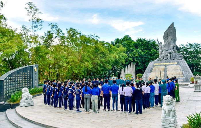 Ðoàn viên, thanh niên phường Bạc Liêu về nguồn ôn lại truyền thống đấu tranh cách mạng tại Tượng đài sự kiện Mậu Thân 1968, phường Bạc Liêu.
