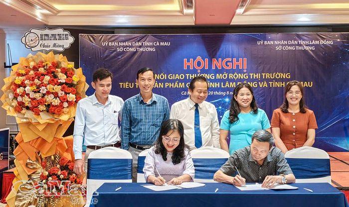 Bà Trần Ngọc Loan, Chủ tịch Hội Xúc tiến thương mại và Phát triển nguồn nhân lực tỉnh Cà Mau, ký kết hợp tác với đại diện Hiệp hội Doanh nghiệp tỉnh Lâm Đồng.