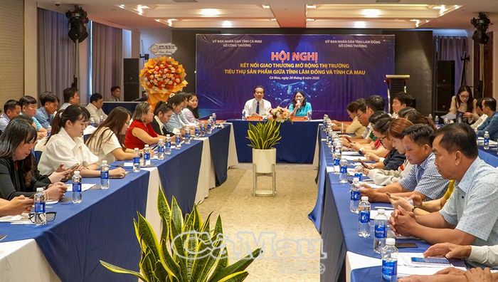 Các đại biểu và đại diện doanh nghiệp 2 tỉnh Cà Mau và Lâm Đồng tham dự sự kiện.