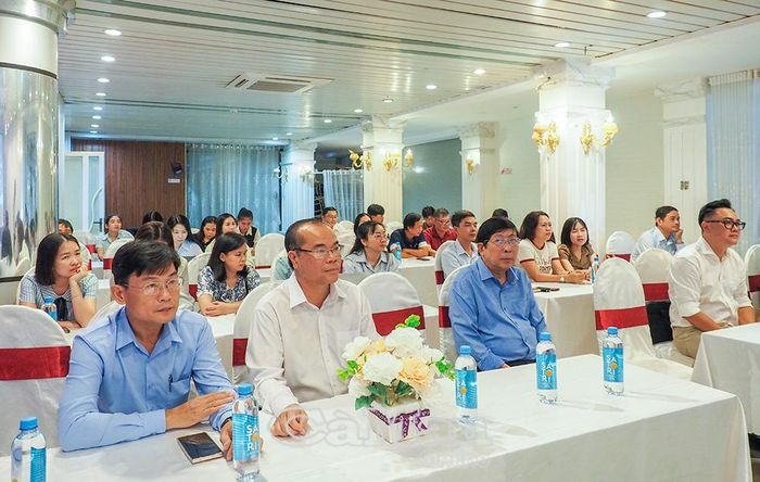 Dự khai mạc khoá học có Nhà báo Nguyễn Thanh Dũng, Chủ tịch Hội Nhà báo tỉnh (thứ ba từ trái sang) và Nhà báo Lâm Hồ Sỹ, Giám đốc Báo và PTTH Cà Mau (thứ hai từ trái sang), cùng thành viên Ban Giám đốc Báo và PTTH Cà Mau.
