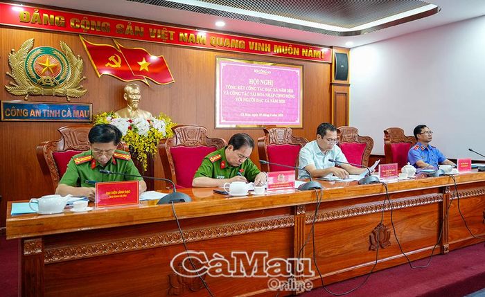 Phó Chủ tịch UBND tỉnh Cà Mau Ngô Vũ Thăng (thứ ba từ trái sang) chủ trì tại điểm cầu Cà Mau.