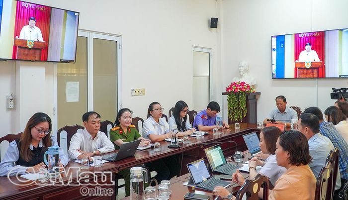 Tham dự hội nghị tại điểm cầu Sở Tư pháp tỉnh Cà Mau có đại diện lãnh đạo Sở, các phòng, Trung tâm TGPL cùng các cơ quan, đơn vị liên quan.