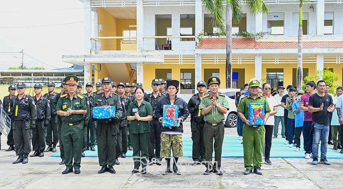 Lãnh đạo Công an tỉnh, Bộ Chỉ huy Quân sự tỉnh và lãnh đạo xã Vĩnh Mỹ tặng quà động viên lực lượng tham gia thực binh A2.