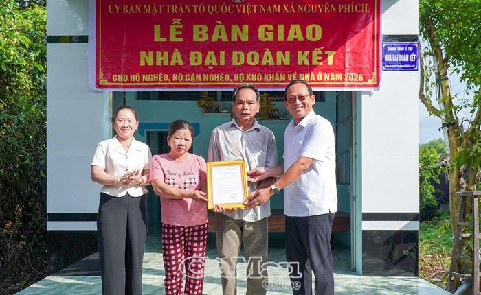 Phó Chủ tịch UBND Xã Nguyễn Phích Trần Quốc Sự trao quyết định bàn giao nhà Đại đoàn kết cho hộ ông Lê Bé Ba, Ấp 1.
