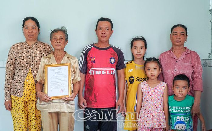  Gia đình bà Phan Thị Tâm, Ấp 4, vui mừng đón nhận nhà Đại đoàn kết.