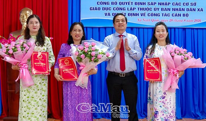 Phó Chủ tịch UBND tỉnh Huỳnh Chí Nguyện trao Quyết định sáp nhập Trường Mầm non Vàng Anh và Hoa Xuân thành Trường Mầm non Ninh Quới (ảnh trên) và trao Quyết định bổ nhiệm Hiệu trưởng và các Phó Hiệu trưởng Trường Mầm non Ninh Quới.