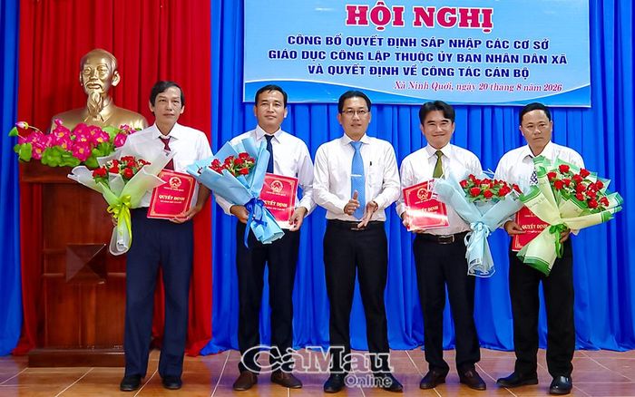 Bí thư Đảng uỷ, Chủ tịch HĐND xã Ninh Quới Nguyễn Minh Nhựt trao Quyết định bổ nhiệm Hiệu trưởng và các Phó Hiệu trưởng Trường Tiểu học và THCS Thủ Khoa Huân; trường được thành lập trên cơ sở sáp nhập Trường Tiểu học Vĩnh Phú, Trường Tiểu học Trương Văn An và Trường THCS Thủ Khoa Huân.