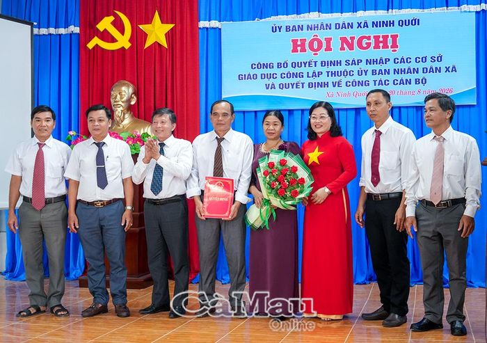 Phó Bí thư Thường trực Đảng uỷ xã Ninh Quới Nguyễn Văn Chiến và Chủ tịch UBND xã Ninh Quới Võ Thị Ngọc Dung trao Quyết định sáp nhập Trường Tiểu học Lương Thế Vinh, Trường Tiểu học Mạc Đĩnh Chi, Trường THCS Ninh Quới thành Trường Tiểu học và THCS Ninh Quới.