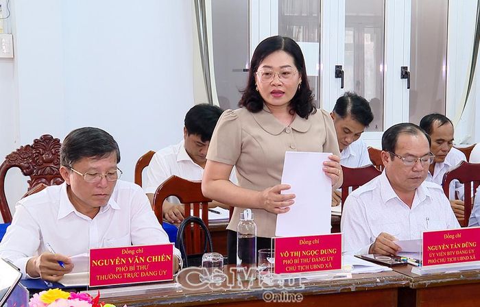  Chủ tịch UBND xã Ninh Quới Võ Thị Ngọc Dung báo cáo tình hình phát triển kinh tế - xã hội của xã 7 tháng đầu năm 2026.