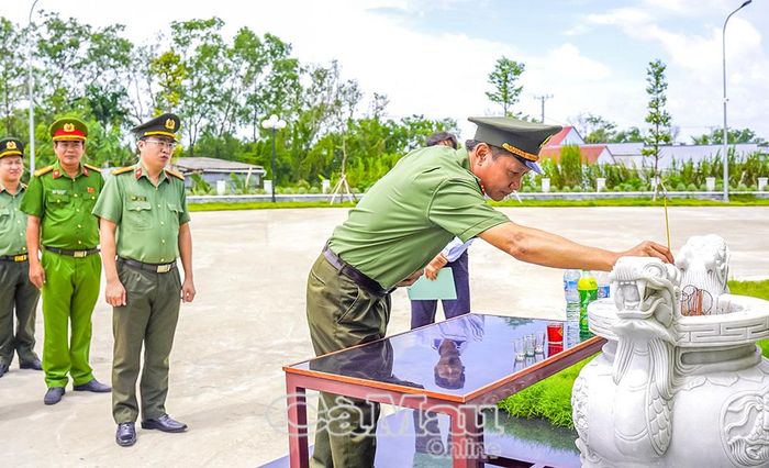 Cán bộ Phòng Tham mưu, Công an tỉnh, dâng hương tưởng niệm các anh hùng liệt sĩ, tại Bia tưởng niệm Khu Di tích lịch sử Chiến thắng Đầm Dơi - Cái Nước - Chà Là.