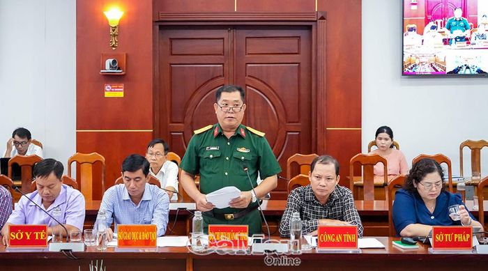 Thượng tá Nguyễn Đông Hà, Phó Tham mưu trưởng Bộ Chỉ huy Quân sự tỉnh, báo cáo kết quả thực hiện phương châm “4 tại chỗ”, cơ chế phối hợp, chi viện trong công tác phòng, chống thiên tai trên địa bàn tỉnh.