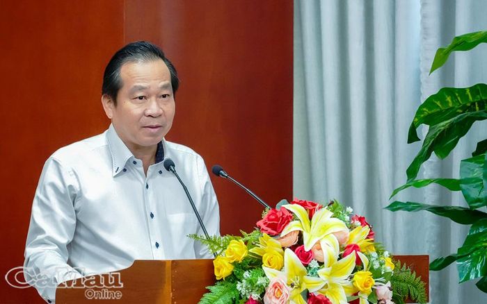 Phó Giám đốc Sở Công Thương Dương Vũ Nam trao đổi về giải pháp chuyển đổi năng lượng xanh, phát triển năng lượng tái tạo, sản xuất sạch hơn và tiêu dùng bền vững trong giai đoạn mới trên địa bàn tỉnh Cà Mau.