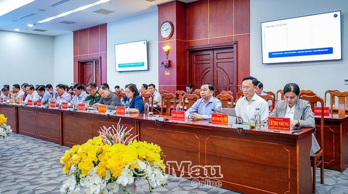  Các đồng chí Uỷ viên Ban Thường vụ Tỉnh uỷ cùng lãnh đạo sở, ban, ngành tỉnh tham dự hội nghị.