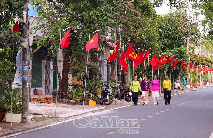 Cờ Tổ quốc được treo đồng bộ dọc tuyến đường thực hiện mô hình, tạo mỹ quan sạch, đẹp tại khu dân cư.