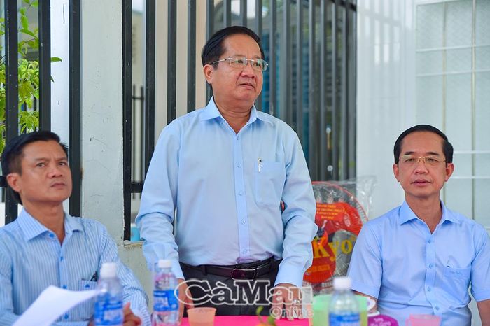 Phó Chủ tịch Thường trực Uỷ ban MTTQ Việt Nam tỉnh Cà Mau Lê Thanh Triều chúc mừng gia đình bà Lâm Hồng Keo có mái ấm mới, ổn định cuộc sống.