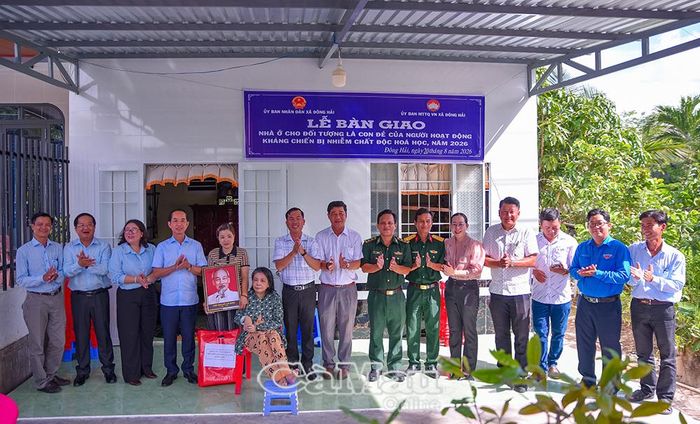 Đoàn trao những phần quà chúc mừng gia đình có căn nhà mới.