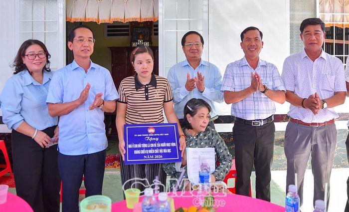 Đồng chí Hồ Thanh Thuỷ, Phó Bí thư Tỉnh uỷ, Chủ tịch Uỷ ban MTTQ Việt Nam tỉnh Cà Mau (thứ hai từ trái sang) và đồng chí Lê Thanh Triều, Uỷ viên Ban Thường vụ Tỉnh uỷ, Phó Chủ tịch Thường trực Uỷ ban MTTQ Việt Nam tỉnh Cà Mau (thứ ba từ phải sang), bàn giao căn nhà mới cho gia đình bà Lâm Hồng Keo (ấp Minh Điền, xã Đông Hải), là con đẻ của người hoạt động kháng chiến bị nhiễm chất độc hoá học.