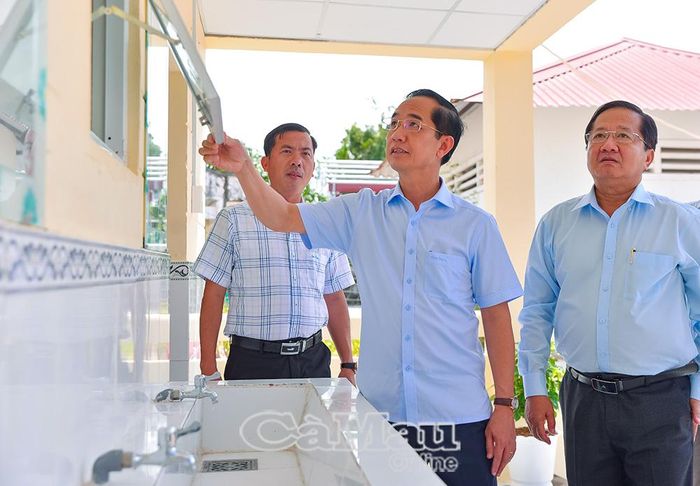 Phó Bí thư Tỉnh uỷ, Chủ tịch Uỷ ban MTTQ Việt Nam tỉnh Cà Mau Hồ Thanh Thuỷ (giữa) và Uỷ viên Ban Thường vụ Tỉnh uỷ, Phó Chủ tịch Thường trực Uỷ ban MTTQ Việt Nam tỉnh Cà Mau Lê Thanh Triều (bìa phải) quan tâm kiểm tra hạng mục sửa chữa nhà vệ sinh tại các điểm trường.