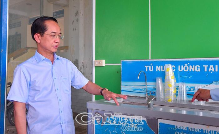Đồng chí Hồ Thanh Thuỷ lưu ý địa phương sử dụng hiệu quả công trình nước sạch tại trường học, góp phần chăm sóc sức khoẻ học sinh. 