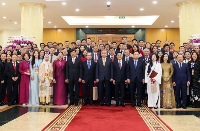Tổng Bí thư, Chủ tịch nước Tô Lâm với các đại biểu kiều bào tham dự Chương trình Xuân Quê hương 2026. Ảnh: TTXVN