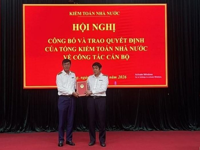 Phó Tổng Kiểm toán nhà nước Doãn Anh Thơ trao Quyết định cho đồng chí Nguyễn Huy Hải. Ảnh: KTNN khu vực III