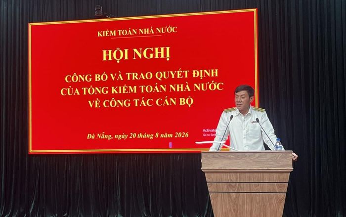 Phó Tổng Kiểm toán nhà nước Doãn Anh Thơ ghi nhận và biểu dương những đóng góp, cống hiến của đồng chí Phó Kiểm toán trưởng KTNN khu vực III. Ảnh: KTNN khu vực III