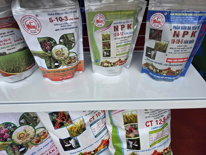 Những sản phẩm tiêu biểu của Công ty Cổ phần Phân lân nung chảy Văn Điển tại Lễ hội sầu tiêng năm nay. Ảnh: Phân bón Văn Điển. 