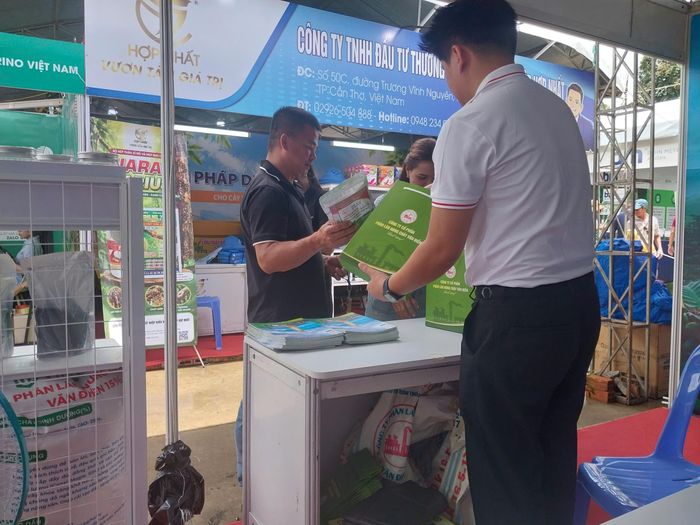 Công ty Cổ phần Phân lân nung chảy Văn Điển đã gửi tặng bà con các sản phẩm NPK mới để dùng thử và trải nghiệm trên thực tế sản xuất. Ảnh: Phân bón Văn Điển 