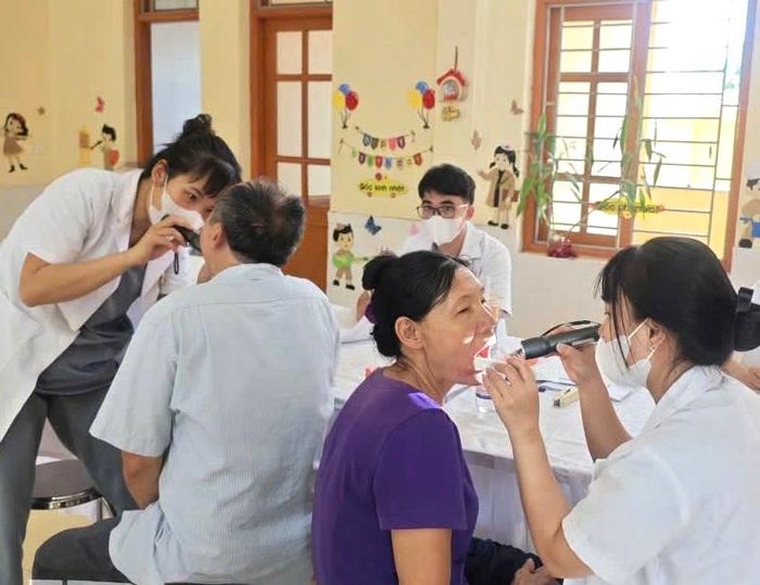 Khám sàng lọc về răng-hàm-mặt cho người dân xã Lý Nhân