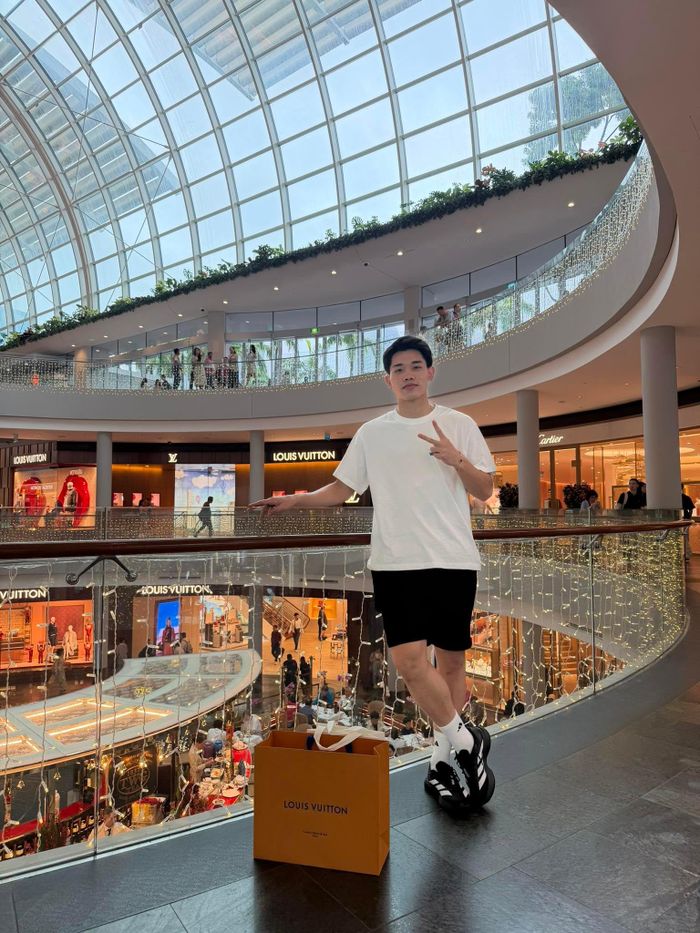 Đình Bắc cũng là một Gen Z thích đồ hiệu (Ảnh: FBNV)