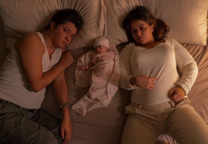 Hai diễn viên đóng vai Alejandra và Arturo đang nằm cạnh em bé. Ảnh: Netflix
