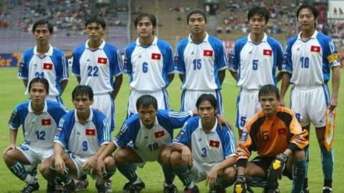 Đội tuyển Việt Nam trong trang phục trắng phối xanh tại Tiger Cup 2002 do Adidas tài trợ.