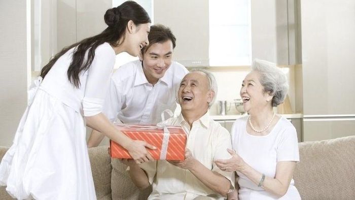Nhân ngày lễ Vu Lan, bạn hãy dành tặng ông bà, cha mẹ những món quà ý nghĩa, thiết thực. Ảnh minh họa