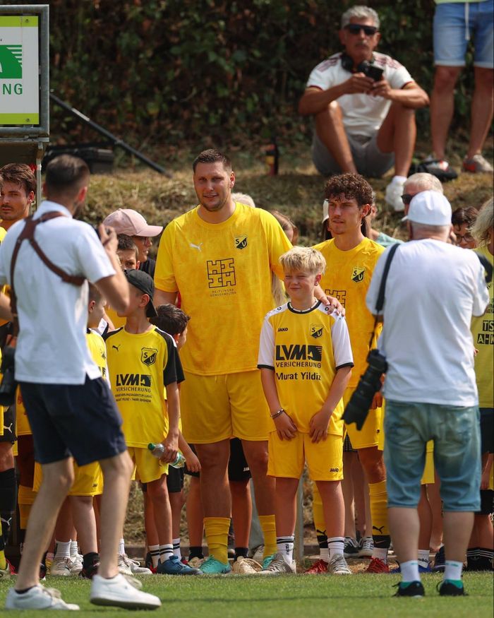 Niklas Süle được người hâm mộ xin chụp ảnh cùng sau trận đấu