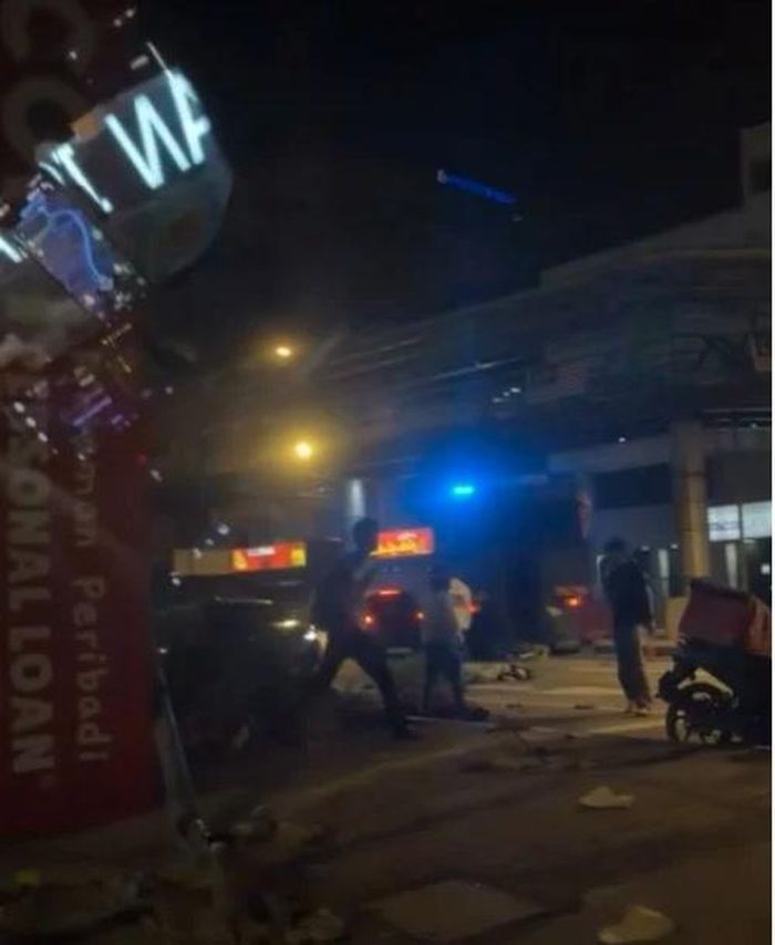 Trước tính chất nghiêm trọng của vụ việc, Thủ tướng Malaysia Datuk Seri Anwar Ibrahim đã gửi lời chia buồn sâu sắc tới gia đình các nạn nhân.
