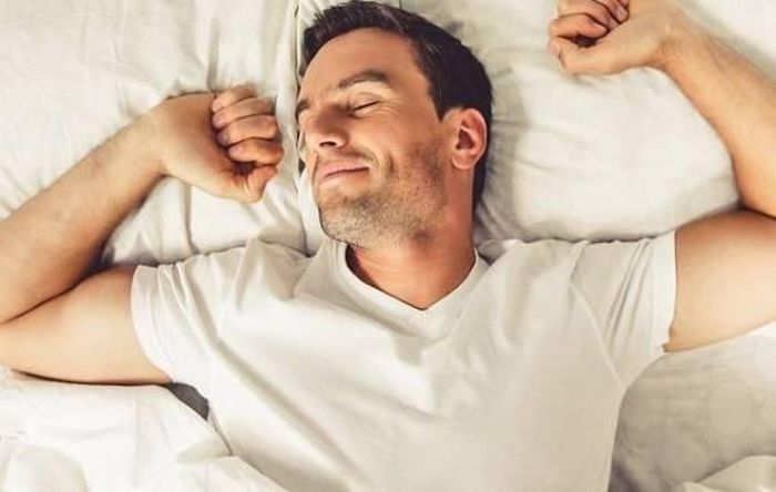 Ghi nhật ký trước khi ngủ giúp tâm trí thư giãn. Ảnh minh họa