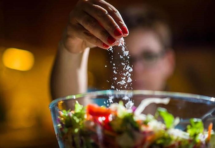 Giảm muối giúp bảo vệ tim mạch và sức khỏe. Ảnh minh họa