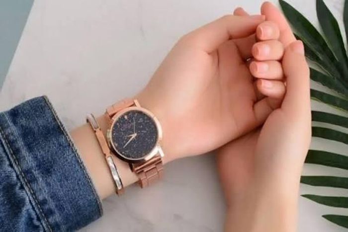 Đeo đồng hồ quá chặt dễ khiến da cổ tay bị bí, kích ứng. Ảnh minh họa
