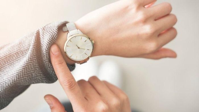 Vệ sinh dây đồng hồ thường xuyên giúp hạn chế tích tụ mồ hôi, bụi bẩn. Ảnh minh họa
