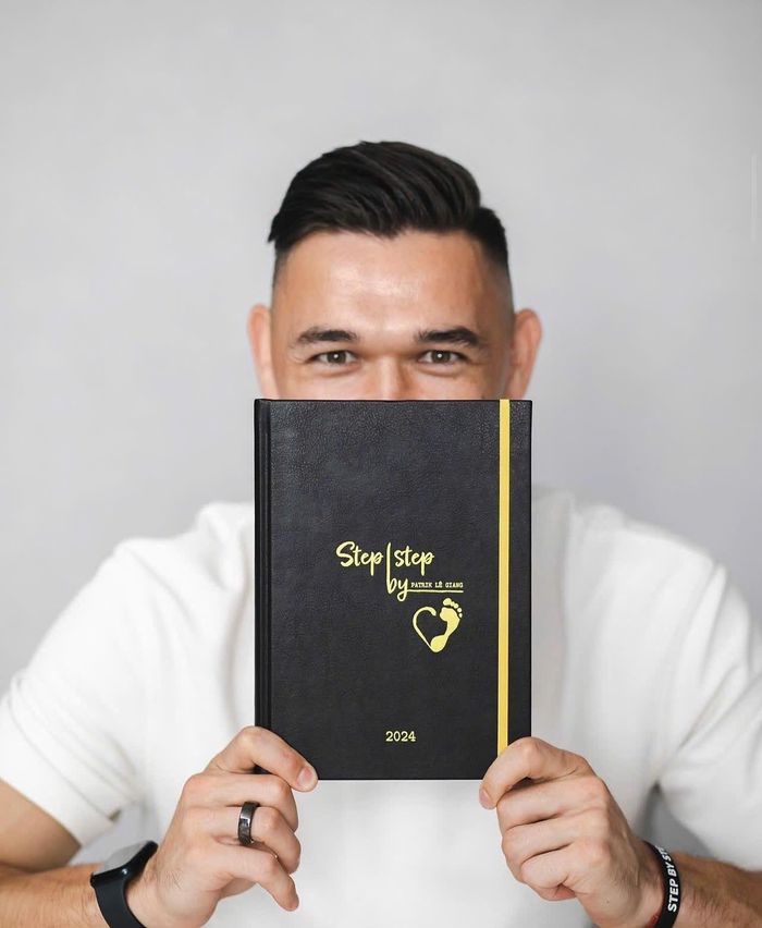 Cuốn sách Step by Step Diary được thủ thành Việt Kiều cho ra mắt năm 2022. Ảnh: Instagram nhân vật