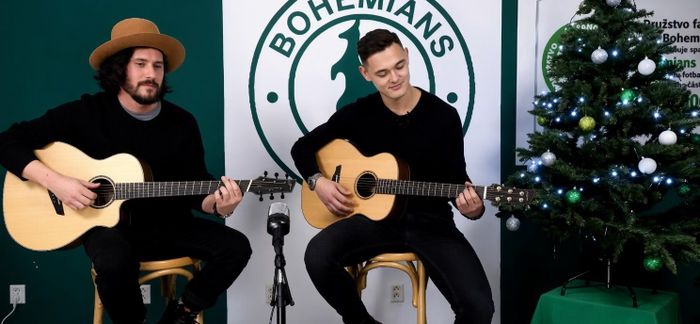 Ngoài bóng đá Lê Giang Patrik cũng có niềm đam mê với đàn guitar. Ảnh: Instagram nhân vật