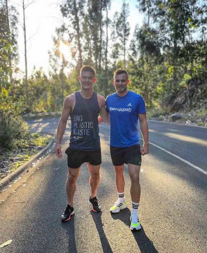 Thủ môn tuyển Việt Nam tham gia giải chạy "Run For The Oceans" nhằm ủng hộ chiến dịch bảo vệ môi trường đại dương. Ảnh: Instagram nhân vật