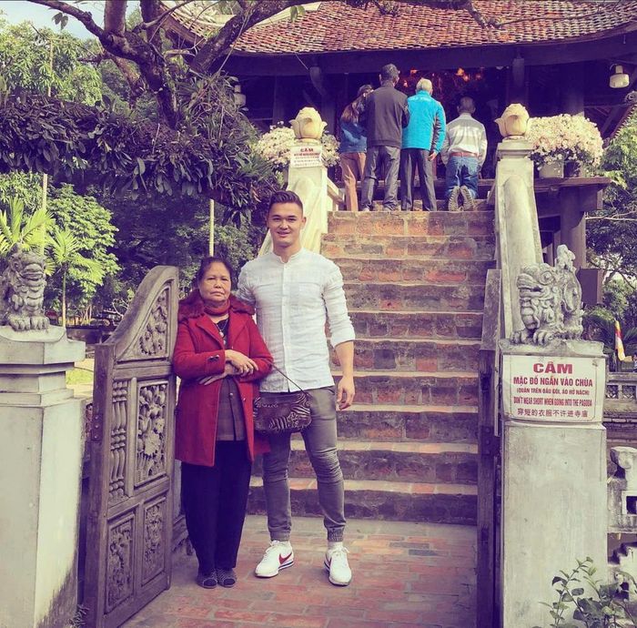 Lê Giang Patrik bên cạnh bà nội của mình. Ảnh: Instagram nhân vật