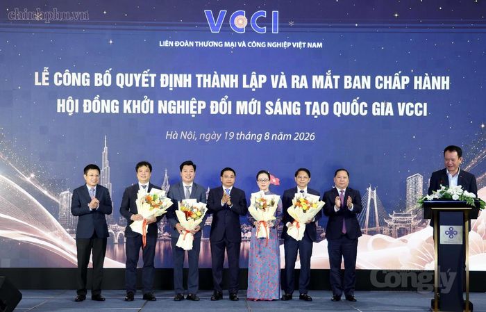 Phó Thủ tướng Nguyễn Văn Thắng chúc mừng Ban Chấp hành Hội đồng. Ảnh: chinhphu.vn/Đức Tuân.