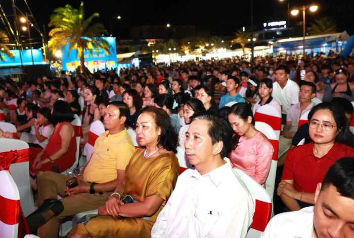 Hàng ngàn người dân, doanh nghiệp và du khách tham dự hội