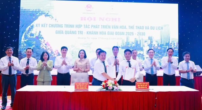 Chủ tịch Hiệp hội Du lịch 2 tỉnh ký kết