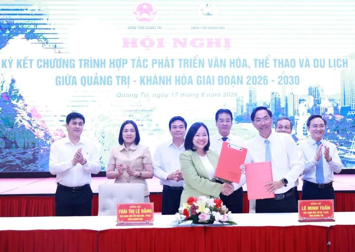 Giấm đốc Sở Văn hóa,- Thể thao và Du lịch 2 tỉnh đại diện ký kết