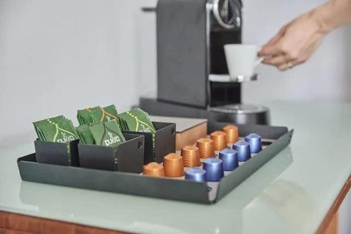 Các gói trà, cà phê, đường hoặc một số món ăn chào mừng đặt trong phòng thường thuộc nhóm cung cấp miễn phí