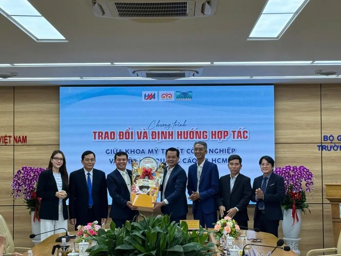 Ông Nguyễn Thanh Đảo trao quà lưu niệm của HAA